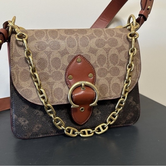 Coach Handbags - Coach Beat Shoulder Bag In Signature Canvas With Horse And Carriage Print